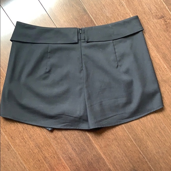 Black skort in excellent condition. - Picture 2 of 2